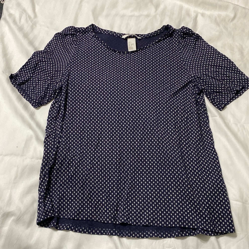 H&M woman’s size small tee shirt.